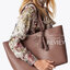 Tory burch mcgraw tote Bag หากเอ่ยถึงกระเป๋าทรง Tote Bag ที่สามารถบรรจุของได้หลากหลาย อีกทั้งยังมีดีไซน์อันเป็นเอกลักษณ์ Tory Burch เองเป็นอีกแบรนด์หนึ่งที่มีหลายตัวเลือกให้สาวๆได้หยิบชม แนะนำสำหรับรุ่น mcgraw แบบสาวๆที่ชอบใบใหญ่ใส่ของได้แบบจุใจ มีสายกระเ