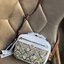TORY BURCH T MONOGRAM JACQUARD CAMERA BAG การออกแบบที่เรียบง่าย แต่ยังคงความหรูหราเอาไว้ โดดเด่นด้วยลวดลาย T Monogram ซึ่งสามารถบ่งบอกความเป็นตัวตนของแบรนด์ได้อย่างชัดเจน มาพร้อมกับสายสะพายแบบสายสปอร์ต ภายในกว้างขวาง ตอบสนองการใช้งานได้ดี มีหูหิ้วด้านบนสา
