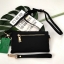 งานพรีเมี่ยมกิ้ฟ จากเคาเตอร์ต่างประเทศคะ ได้ กระเป๋าอเนกประสงค์ จากแบรนด์ PRADA มาค่า เป็นกระเป๋าผ้าไนล่อน ตามแบบฉบับของแบรนด์เลย ขนาดกะลังพอดี เป็นทั้งกระเป๋าสตางค์ ถือเป็นคลัชืหรือ สะพายข้างลำตัวได้ ภายในมีช่องซิปใส่ของจุกจิกได้คะ ขนาดกำลังดีคะ ถือแล้วส