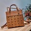 M.C.M Aren Top-Zip Shopper in Visetos Leather Mix ใหม่ก่อนใครไม่ต้องรอพรี กับคอลเลคชั่นล่าสุด ยังไม่เข้าช็อปไทย กระเป๋าถือ/สะพายข้าง ขนากกำลังดี รูปทรงยูนิเซ็กส์ ที่สามารถใช้ได้ทั้งหนุ่มๆและสาวๆ วัสดุหนังแคนวาสสลับหนังแท้ ปากกระเป๋ามีซิปรูดกันของหล่น รูดใ