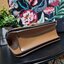 TORY BURCH ELEANOR SMALL CONVERTIBLE SHOULDER BAG ฮอตไอเท็ม รุ่นนี้ขายดีขายหมด สวยหรู คุณหนู ผู้ดี!! หายากมากแล้วน้า กระเป๋าสะพายข้าง ดีไซน์อยู่ทรง ขนาดกำลังสะดวกใช้สำหรับสาว วัสดุหนังแท้เต็มใบ สีทูโทน เปิด-ปิดด้วยแถบแม่เหล็ก ภายในแบ่งสัดส่วนได้เป็นอย่างด