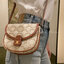 CELINE MINI BESACE IN TRIOMPHE CANVAS หรูหราไปกับกระเป๋าหนังแคนวาสลาย triompe ด้วยขนาดที่กะทัดรัดและดีไซน์ที่เรียบหรูนี้ จึงสามารถนำไปแมทช์กับการแต่งตัวได้ง่าย ไม่ว่าจะเป็นสไตล์การแต่งตัวเท่ ๆ จนถึงสไตล์การแต่งตัวน่ารัก ๆ เพิ่มความหรูหราและโดดเด่นด้วยการต