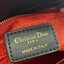 หนังแท้ DIOR LADY BAG 20cm ความสง่างามอีกหนึ่งรุ่นของ Dior รูปทรงสีเหลียม ขนาดกระทัดรัด ตั้งอยู่ทรง ฐานกระเป๋าแข็งแรง มีหมุดรองฐาน ดีไซน์ที่มีเอกลักษณ์เฉพาะตัว ด้านหน้าตกแต่งด้วยตัวอักษร D.I.R ห้อยเป็นพวงกุญแจ จะถือด้วยมือหรือสะพายไหล่ก็ดูดีมากๆ ค่ะ