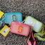 Marc Jacobs Fluoro Edge Snapshot crossbody bag กระเป๋าแบรนด์ดังจากสัญชาติอเมริกัน นับได้ว่ารุ่นนี้เป็นรุ่นทรงฮิตของ marc jacobs เลยทีเดียว กระเป๋า Snapshot อันเลื่องชื่อของ Marc Jacobs ซึ่งได้รับการอัพเดตอย่างกระฉับกระเฉงในเวอร์ชั่นเรืองแสงนี้ผ่านสีไล่ระด