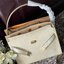 Tory burch lee radziwill pebbled small double bag กระเป๋า Lee Radziwill Double Bag สุดหรู ที่คำนึงถึงการเลเยอร์หนังและหนังกลับอย่างประณีตลงไปในงานดีไซน์ สามารถปรับปากกระเป๋าได้ 3 แบบตามต้องการ พร้อมนำเอาความเป็น American Luxury มาตีความใหม่ผ่านแง่มุมของคว