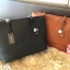 Guess Saffiano Shopping Bag กระเป๋าถือและคล้องบ่าทรงช้อปปิ้งใบใหญ่ หนังSaffiano ใส่เอกสารขนาด A4 ได้ จุของได้เยอะ ด้านหน้าสลักแบรนด์หนังลายนูนพร้อมประดับtagสายหนังถอดออกได้ เปิดปิดด้วยซิปเดียวด้านบน ภายในบุผ้าติดโลโก้ มีช่องเล็กและข่องใส่โทรศัพท์ เรียบง่า