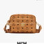 M.C.M KLASSIK CROSSBODY BAG สาวกเอ็มซีเอ็มต้องมีน้า!! หนุ่มๆเค้าสะพายกัน!! กระเป๋าสะพายข้างทรงครอสบอดี้ ที่ดาราใช้กันเพียบ!! รุ่นนี้หนุ่มๆสะพายหรือสาวๆก็สะพายได้น้า ขนาดกำลังดี วัสดุหนังแคนวาสคุณภาพดี มีช่องหลัก 2 ช่อง เปิด-ปิดด้วยซิป ด้านหลังมีช่องย่อยอี