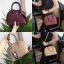 KEEP Milany handbag [ทรง alma] กระเป๋าถือหรือสะพาย วัสดุหนัง pu. ลายคาร์เวียร์ คุณภาพดี เนื้อ matte สวยอยู่ทรง ดีไซน์เรียบหรู cutting สวยเนี๊ยบปราณีต น้ำหนักเบา ขนาดกำลังดี ใส่กระเป๋าสตางค์ยาว, มือถือได้ทุกรุ่นค่ะ เปิดปิดด้วยซิป 2 ทางสะดวกใช้งาน ภายในมีช่