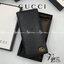 GUCCI MEN WALLET / GUCCI LONG WALLET / GUCCI WALLET กระเป๋าสตางค์ใบยาวผู้ชาย งานหนังแท้ ผสมผสานความสง่างามและคลาสสิกที่เข้ากับยุคสมัย ด้านหน้าโดดเด่นด้วยซิกเนเจอร์แบรนด์ เป็นอีกหนึ่งรุ่นที่ดาราเชเลปใช้กันเยอะมาก พร้อมส่งที่ไทย ภาพสินค้าถ่ายจากงานขายจริง ใ