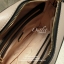 กระเป๋าสะพายข้าง guess ทรงสวย ด้านหน้าติดโลโก้แบรนด์ ลายสวยงาม สายยาวตัดแต่งโซ่และหนัง สามารถปรับความยาวได้ ตัวจับซิป มีกุญแจตีแบรนด์เพิ่มความโก้หรู ซิปเปิดง่าย ด้านในมีช่องซิป และช่องเสียบบัตร ติดโลโก้แบรนด์ บุผ้าแบรนด์ทั้งใบ สวย คุ้มราคา
