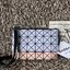 Baobao Issey Miyake Prism Kangaroo crossbody bag กระเป๋าสะพาย Crossbody รูปทรงสี่เหลี่ยมผืนผ้า ไซส์กำลังพอดี เห็นแบบนี้บอกเลยว่าใส่ของสำคัญได้แบบครบถ้วน ไม่ว่าจะเป็นโทรศัพท์ กระเป๋าตังค์ หรือพาวเวอร์แบงค์ จัดเป็นอีกหนึ่งรุ่นที่น่ารัก สายสะพายปรับได้ตามควา
