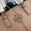 ของแท้ 💯% 】Tory Burch McGraw Top-Zip Satchel เรียกได้ว่าใบเดียวก็เอาอยู่ สำหรับสาวๆที่ชอบทรง Tote Bags และ Crossbody Bags ใบนี้ตอบโจทย์ได้ดี โทนสีเรียบง่ายแต่แฝงไปด้วยความดูดี สุขุมและเป็นผู้ใหญ่