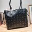 M.C.M SMALL REVERSIBLE LIZ SHOPPER IN VISETOS พร้อมเสิร์ฟความสวยให้ถึงบ้าน กับกระเป๋าทรงโท้ทไซส์ small ขนาดกำลังสวย แถมไม่พอ!! ยังมีใบลูกไปให้อีก สะพายแยกได้เก๋ๆด้วย!! ใครที่มองหากระเป๋าทรงโท้ทจุๆหน่อย ก็ต้องใบนี้เลย ดีไซน์ทรงสวยน่าใช้ โดดเด่นกว่าใคร ไม่ซ
