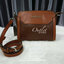 GUESS CROSSBODY BAG กระเป๋าหนังสะพายข้างทรงสุดฮิต ดีไซน์หรู หนังสวยอยู่ทรง ภายในมีช่องซิป เปิดปิดง่ายด้วยซิป อะไหล่สีเงิน สายสะพายปรับได้ (ถอดได้) มีหมุดรองฐานทั้งสี่กันฐานเป็นรอยได้ดี รุ่นนี้แนะนำเลยค่าา