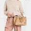OUTLET 】TORY MCGRAW SMALL DRAWSTRING กระเป๋าถือหรือสะพายข้าง วัสดุหนังวัวแท้ อะไหล่ทอง เปิด-ปิดด้วยสายหนังรูด จะถือหรือสะพายข้างได้Crossbodyได้ น้ำหนักเบาจุของได้เยอะ ด้านหน้าประดับโลโก้แบรนด์ ด้านในมีช่องเล็กสำหรับใส่บัตรใส่ตังค์ได้ มีสายยาว ปรับสายได้ ถ