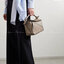 Loewe Puzzle Bag In Classic กระเป๋าทรง Puzzle นี้ออกแบบโดย Jonathan Anderson โดยได้รับแรงบันดาลใจในการออกแบบมาจากรูปทรงของลูกรักบี้ ดังนั้น จึงจะเห็นได้ว่าการตัดเย็บและรูปทรงของกระเป๋านั้นคล้ายคลึงกับลูกรักบี้ รูปทรงดูมินิมอลไม่ทิ้งคอนเซ็ปต์ของแบรนด์ สามา