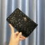 Coach Star Glitter Corner Zip Wristlet / FACTORY HK กระเป๋าคล้องมือทรงคลัช ตัวกระเป๋าตกแต่งกริ๊ตเตอร์ ด้านหน้าติดอะไหล่แบรนด์ สวยหรู เปิดปิดด้วยซิป ด้านในบุผ้ากำหยี่สามารถใส่โทรศัพท์มือถือได้ทุกรุ่น มาพร้อมสายคล้องมือ 1เส้น MUST HAVE!!