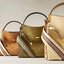 Tory burch lee radziwill pebbled small double bag กระเป๋า Lee Radziwill Double Bag สุดหรู ที่คำนึงถึงการเลเยอร์หนังและหนังกลับอย่างประณีตลงไปในงานดีไซน์ สามารถปรับปากกระเป๋าได้ 3 แบบตามต้องการ พร้อมนำเอาความเป็น American Luxury มาตีความใหม่ผ่านแง่มุมของคว