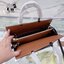 BURBERRY Women Vintage Check Two-handle Title Bag / BURBERRY Leather and Vintage Handle Bag อีกหนึ่งไอเท็มหายาก วัสดุ Leather Calfskin ลายวินเทจประดับกระดุมทองสวยหรูดีไซน์คลาสสิคคงไว้ซึ่งเอกลักษณ์แบรนด์ด้านข้างคาดด้วยสายหนังแท้ปรับทรงได้ หูจับหนังแท้แข็งแ