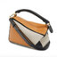 พรีเมี่ยมกิ๊ฟแท้ 100% 】LOEWE PUZZLE BAG IN CLASSIC เป็นอีกแบรนด์ที่ดีไซน์เป็นเอกลักษณ์ โดดเด่น สวยหรูทุกรุ่น!! กระเป๋าสะพายข้างทรงกล่อง สไตล์พัซเซิล ให้ฟีลลิ่งเหมือนตัวต่อคละสี ดูดีได้ทุกที่แค่มีใบนี้