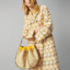 Tory burch t monogram jacquard drawstring hobo New Collection 2021 กระเป๋าถือและสะพายข้าง Monogram จาก tory burch ทำจากผ้าใบ jacquard ตัดด้วยหนังวัวแท้