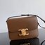 พร้อมส่ง 2 สี 2ขนาด NEW!! CELINE SHOULDER BAG VIP GIFT WITH PURCHASE (GWP) พรีเมี่ยมกิ๊ฟ Limited Edition จาก CELINE HAUTEPARFUME DUTYFREE COUNTER วัสดุหนังแท้ **เงาสวยมาก ทรงกล่องอยู่ทรง ขนาดกะทัดรัด เปิดปิดด้วยตัวล้อคแบรนด์สีทอง ภายในมีช่องใส่ของโล่ง สาม