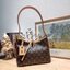 LV CARRYALL MINI BAG รุ่นลิมิเต็ดที่สาวๆตามหา มาในไซส์มินิ ขนาดโคตรน่ารักน่าใช้! กระเป๋าสะพายไหล่ทรงสวย ดีไซน์เรียบง่ายคลาสสิค หรู ดูผู้ดี รูปทรงใช้งานง่าย มาพร้อมใบลูก