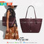 COACH MARKET TOTE กระเป๋าถือใบใหญ่ทรง TOTE ทรงกระเป๋าสวยหรู กระเป๋าใบใหญ่ใส่ของได้เยอะ Tote bag อีกหนึ่งรุ่นฮิต ให้พื้นที่จุของกว้างขวาง เชื่อว่าต้องเคยผ่านตาสาว ๆ มาก่อนแน่นอนค่ะ เพราะเป็นกระเป๋าที่ใช้งานง่าย สะพายไหล่ไปได้ทุกที่ ทุกโอกาส ด้วยขนาดของกระเ