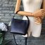 คอลเลคชั่นขายดี มากี่รอบๆ ก็หมดไวทุกรอบ!! TORY BURCH MCGRAW MINI BUCKET BAG กระเป๋าสะพาย และ ถือ คล้องแขน ทรงถัง สะพายได้ 2 ทรง ผลิตจากหนังแท้ หนังลูกวัว หนังนุ่ม หนังหอม น้ำหนักเบามากกก!! หนังลื่น นิ่มสวยมากๆ!! ด้านหน้าประดับโลโก้แบรนด์ ภายในโล่งกว้าง มี