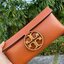 Tory burch Miller Metal clutch กระเป๋าคลัทช์ดีไซน์เรียบหรูออกแบบมาได้อย่างลงตัว ด้วยรูปทรงที่สวยงามและทันสมัย จากแบรนด์ Tory Burch ขนาดกำลังดี สามารถใส่กระเป๋าสตางค์หรือเครื่องสำอางค์ได้ตามขนาดกระเป๋า ในเรื่องของดีไซน์และอะไหล่สีทองดูแมทช์กันดีกับกระเป๋า 