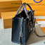 LV Onthego Leather Tote Bag กระเป๋าทรงโท้ทดีไซน์ใหม่ สีดำสุดคลาสสิก พร้อมสายสะพายโซ่ร้อยหนังสีดำเข้าเซ็ทและใบลูกลายโมโนแกรมตัดสีกันได้อย่างลงตัว ตอบโจทย์ได้ทุกลุค ทุกสไตล์