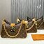 LV Twinny Monogram Reverse Bag กระเป๋าสะพายสุดคลาสสิก สวยหรู แต่งขอบหนังพร้อมตกแต่งตัวล็อกแบบ S Lock สุดไอคอนิกและหูจับสายโซ่ถักอย่างลงตัว มาพร้อมสายสะพายที่ปรับเป็นสายสั้นเพื่อคล้องแขนและสะพายไหล่หรือปรับเป็นสายยาวสำหรับสะพายเฉียง แมตช์ได้กับการแต่งกายทุ