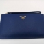 มาใหม่ค่ะ!! กระเป๋าคล้องมือสุดหรู งานพรีเมี่ยมกิ๊ฟ จากแบรนด์ PRADA ขนาดกำลังดี บนลายหนัง Saffiano โดดเด่นด้วยอะไหล่โลโก้สีทอง ปิดเปิดด้วยซิป ด้านในมีช่องใส่บัตรได้ถึง 3 ใบ ใส่ธนบัตรหรือเหรียญได้จุใจเลย รุ่นนี้ใส่ iPhone7+ได้ด้วยนะคะ แถมมีสายคล้องมือและกล่