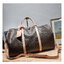 LV KEEPALL BANDOULIERE กระเป๋าเดินทางสุดคลาสสิค ทึ่ใครๆก็เฝ้ารอ ไอเท็มที่จะทำให้การเดินทางไม่ธรรมดาอีกต่อไป ด้วยดีเทลความเป็นเอกลักษณ์ เรียบแต่หรู วัสดุหนังแคนวาสคุณภาพดี ลวดลายโมโนแกรม เปิด-ปิดด้วยซิปแน่นหนา มีกุญแจล็อคได้ มีสายสะพายครอสให้ ภายในโล่งกว้า