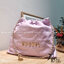 Chanel 22 bag เกินต้านที่สุดกับไอเท็มนี้ ที่สาวๆหรือใครๆก็ต้องมีแล้ว!! แค่เห็นก็หลงรัก กระเป๋าทรงสวย ดีเทลเรียบแต่มีความหรูแอบซ่อนอยู่ ด้วยดีไซน์สายสะพายโซ่สีทอง และโลโก้อันโดดเด่น ดีงามน่าหลงใหลมาก
