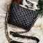 Guess Woman Factory Crossbody Bag กระเป๋าสะพายรุ่นใหม่ดีไซน์สวยหรูคลาสสิคจาก GUESS FACTORY วัสดุหนังเเกะสังเคราะห์เนื้อหนานิ่มลายตาราง เปิดปิดด้วยซิปสะดวกใช้ ด้านหน้ามีโลโก้ ภายในมีโลโก้ช่องใส่ของ และช่องซิป ใส่กระเป๋าสตางค์ใบยาว ของใช้ได้จุ มาพร้อมสายสะพ