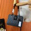 กระเป๋าสะพายไหล่ Guess Logo City Small Society Satchel กระเป๋าสะพายไหล่ ขนาดกำลังดี วัสดุ pu สวยอยู่ทรง มาพร้อมพวงกุญแจน่ารักๆ ถอดออกได้ ด้านหน้าประดับโลโก้แบรนด์ เปิดปิดด้วยซิป มี 2 ช่องหลักใช้งาน ภายในช่องซิปหน้าแยกเป็นสัดส่วนการใช้งาน ซิปช่อง 2 โล่งกว้
