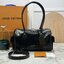 OP ORI หนังแท้ | LV Speedy Cargo Vibe Bag กระเป๋าถือคอลเลกชัน Vibe ผสานดีไซน์ดั้งเดิมยุค'30s เพิ่มความเท่ล้ำสมัยสไตล์นีโอร็อค หนังแท้แวววาวตกแต่งแอดเดรสแท็กลาย Monogram