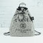ทรงขนมจีบ premium gift จากแบรนด์ Chanel โลโก้ปัก ผ้า canvas เนื้อหนาอย่างดี มีซับใน ด้านหน้าปักโลโก้แบรนด์หรู จุดเด่นที่เป็นเป้สะพายด้านหลัง หรือสะพายด้านข้างก็ได้