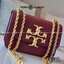 TORY BURCH ELEANOR SMALL CONVERTIBLE SHOULDER BAG ฮอตไอเท็ม รุ่นนี้ขายดีขายหมด สวยหรู คุณหนู ผู้ดี!! หายากมากแล้วน้า กระเป๋าสะพายข้าง ดีไซน์อยู่ทรง ขนาดกำลังสะดวกใช้สำหรับสาว วัสดุหนังแท้เต็มใบ สีทูโทน เปิด-ปิดด้วยแถบแม่เหล็ก ภายในแบ่งสัดส่วนได้เป็นอย่างด