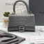 หนังแท้ BALENCIAGA HOURGLASS TOP HANDLE XS Shiny crocodile embossed calfskin การสร้างสรรค์ที่มีเอกลักษณ์เฉพาะตัว หรูหรา โทนสีโดดเด่น วัสดุหนังแท้ลายจระเข้ ภายในโล่งกว้างหนังแนปป้าอย่างดี เกรดออริจินอล ตอบโจทย์ได้ทุกลุค ทุกไลฟ์สไตล์ ภาพสินค้าถ่ายจากงานขายจ