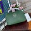 Tory burch Top Handle Case (84710) Collection ใหม่ที่เพิ่งเปิดตัวไปไม่นานจุดเด่นของรุ่นนี้คือดีไซน์ออกมาในสไตล์คลาสสิกที่มาพร้อมกับฮาร์ดแวร์ที่ทำจากวัสดุทองเหลืองและสายสะพายโซ่และหนัง ปากกระเป๋าเปิดได้กว้างแบบสองซิป รูปทรงสามารถสะพายใช้งานได้หลายโอกาส ไม่
