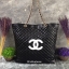 CHANEL TOTE VIP GIFT 2018 กระเป๋าสะพายทรงtote วัสดุ pu. ลายตารางสุด classic VIP. gift ของแท้จาก cosmetic counter chanel ใบใหญ่ น้ำหนัดเบา โลโก้หนังแก้วเงา เปิดปิดแบบซิป ภายในกว้างใส่ A4 ได้ มีช่องเล็ก และช่องซิป มาพร้อม สายสะพายไหล่แบบโซ่ร้อยหนัง สวยหรูดู