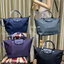 Longchamp Le Pliage Neo Size M มาพบกับกระเป๋ารุ่นยอดนิยม ที่สาวๆ ต้องมีไว้เก็บไว้สักใบ กระเป๋าโท้ทใบนี้ มาพร้อมกับสีที่มีสไตล์เรียบง่าย มีสายสะพายยาวช่วยให้คุณสามารถสะพายไหล่ได้อย่างสบาย ในขณะที่ที่ปิดแบบซิปช่วยให้คุณมั่นใจได้ว่าของด้านในมีความปลอดภัย Le 