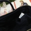 Anello polyester 2 way mini boston bag จากแบรนด์ดังในประเทศญี่ปุ่น กระเป๋าสไตล์คลาสสิค มีโครงปากกระเป๋ากว้างเป็นสัญลักษณ์ วัสดุหนัง pu กันน้ำได้ ภายในมีช่องใหญ่และช่องเล็กด้านข้าง2ช่อง เปิดปิดด้วยซิปคู่ มีตัวล็อคที่หูจับ ด้านหน้ามีช่องซิปเล็กใช้งานได้จริง