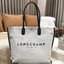 LONGCHAMP ESSENTIAL TOILE SHOULDER BAG L ECRU วัสดุ Cotton Canvas & Grained cowhide คอลเลคชั่นใหม่ ฮิตสุดๆในเหล่าดาราเซเลป ด้วยดีไซน์สวยขนาดกำลังดีเนื้อหนาอยู่ทรง น้ำหนักเบา
