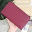 NEW ARRIVAL! Michael Kors Jet Set Travel Large Heart Clutch 2018 กระเป๋าคลัชรุ่นใหม่ล่าสุดขนาดกำลังดีด้านหน้าประดับโลโก้แบรนด์อะไหล่ทองแต่งด้วยหัวใจสวยโดดเด่น เปิดปิดด้วยซิปมาพร้อมสายคล้องมือ ภายในมีช่องใส่บัตร สามารถใส่กระเป๋าสตางค์ iphone8+ได้ ภาพถ่ายจา