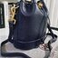 Tory burch monogram leather bucket bag ดีไซน์สวยงามตามแบบฉบับของแบรนด์แล้ว ที่ทำจากวัสดุหนังแท้ ตัวกระเป๋าอยู่ทรงสวยมีลายแบรนด์สวยหรู ใช้รูดเปิดปิด ภายในบุผ้าอย่างดี มีช่องเล็กหนึ่งช่อง ใส่ของได้หลากหลายขนาดกำลังดี ที่นอกจากจะได้เรื่องดีไซน์สวยงาม