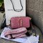 Marc Jacobs Snapshot Bag กระเป๋าแบรนด์ดังจากสัญชาติอเมริกัน นับได้ว่ารุ่นนี้เป็นรุ่นทรงฮิตเลยทีเดียว โดยด้านหน้ากระเป๋าจะเป็นโลโก้แบบโลหะที่เป็นสัญลักษณ์ของแบรนด์นี้ มาพร้อมสายสะพายที่จะสะพายยังไงก็ดูโดดเด่น เพราะขนาดใหญ่ที่สกรีนตัวอักษรโลโก้ ในรูปแบบต่าง