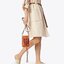 TORY BURCH MILLER METAL PHONE CROSSBODY อีกหนึ่งกระเป๋าใส่มือถือรุ่นฮิตที่เชื่อว่าหลาย ๆ คนต้องเคยเห็นผ่าน ๆ ตามาอย่างแน่นอน กับแบรนด์ Tory Burch ดีไซน์กระเป๋าทรงฝาพับแม่เหล็กใช้งานง่าย มาพร้อมดีเทล Logo สีเดียวกับเฉดสีของกระเป๋า แต่ยังมีความน่ารักด้วยทรง